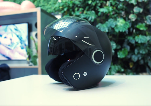 Этот футуристический мотоциклетный шлем обещает спасать жизни!